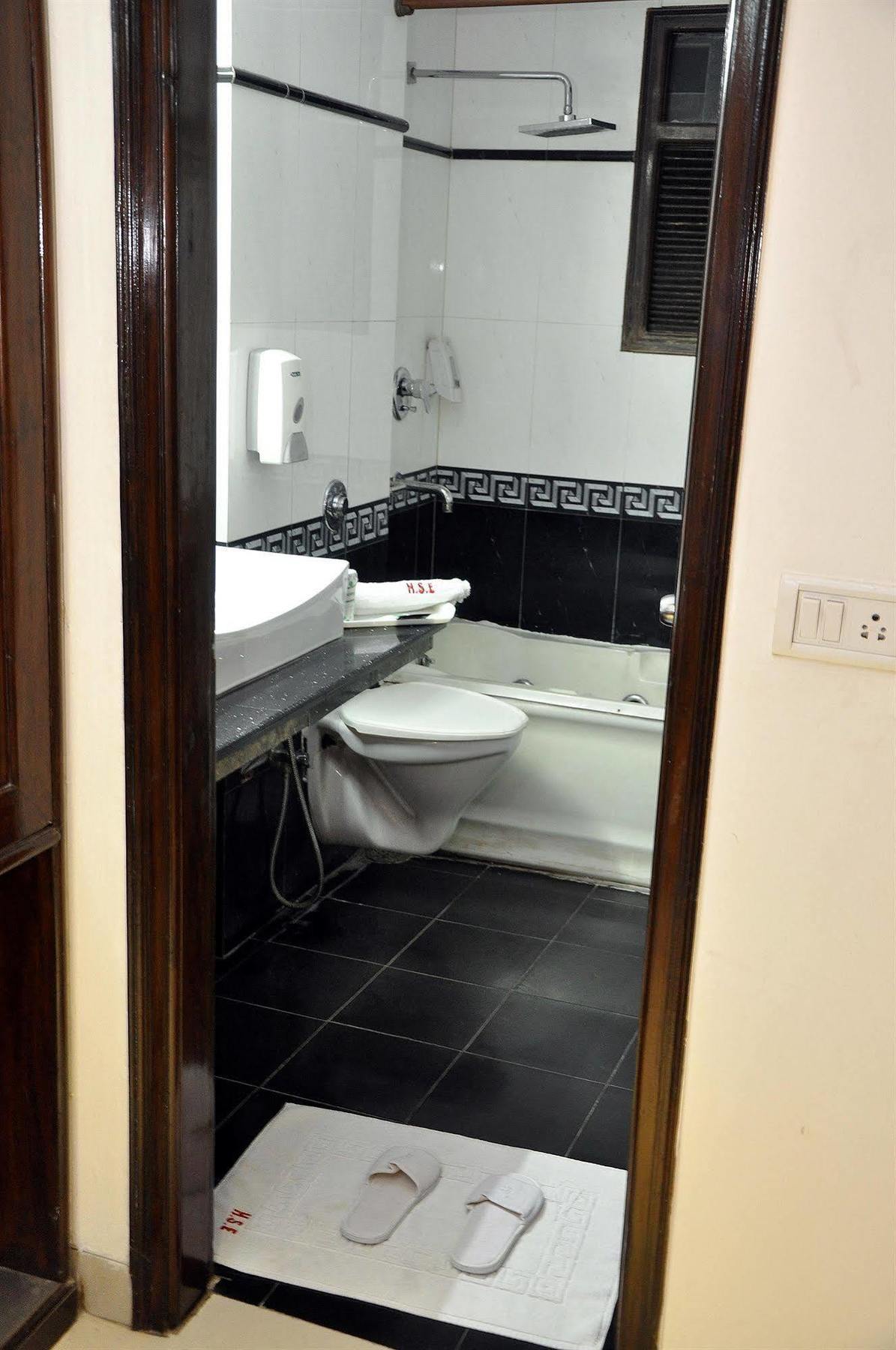 Hotel Delhi 55 -City Center New Delhi Eksteriør billede